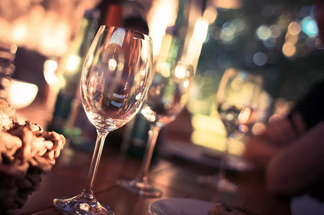 在餐厅如何才能准确地选到价格合适、与食物匹配的意大利葡萄酒？